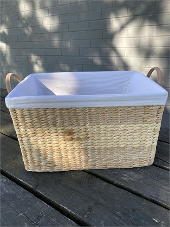 Medium lined rectangular seagrass basket