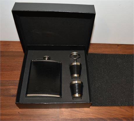 Flask Set with 2 Shot Glasses and mini funnel in Gift Box