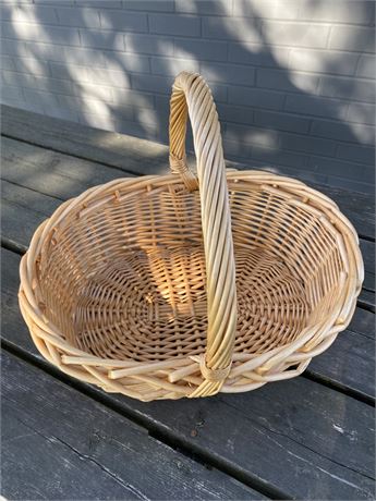 Medium oval wicker basket with single handle