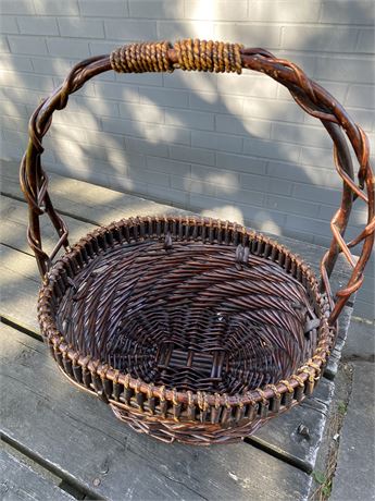 Medium oval dark wicker basket with single handle